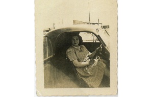 1942 - Mara Elena en su auto